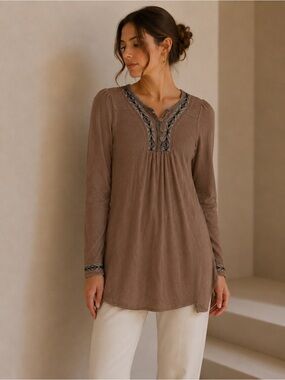 Chelsea & Violet Taupe Embroidered V-Neck Long Sleeve Tunic Size Small